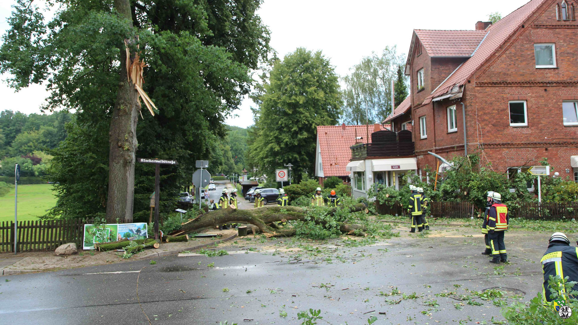 Kurzes schweres Unwetter sorgte für 23 Einsätze innerhalb kürzester Zeit für die
Feuerwehren der Samtgemeinde Jesteburg